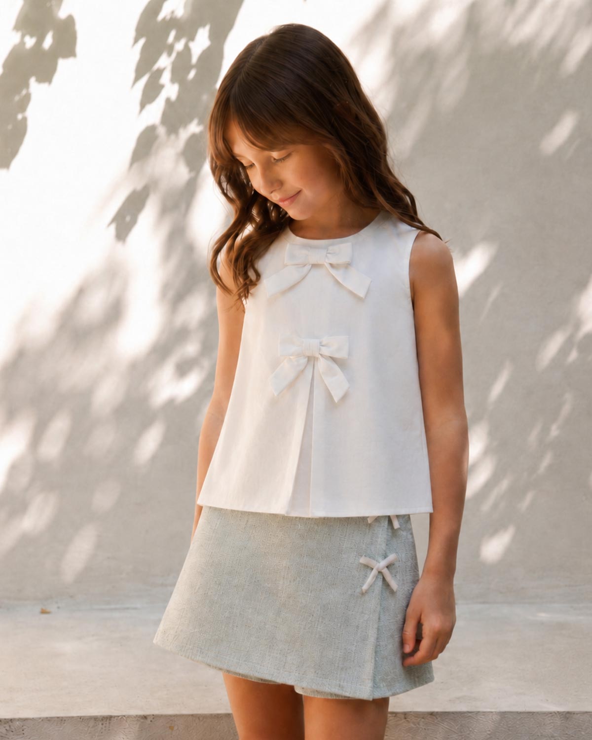 Conjunto blusa blanca con falda short verde para niña