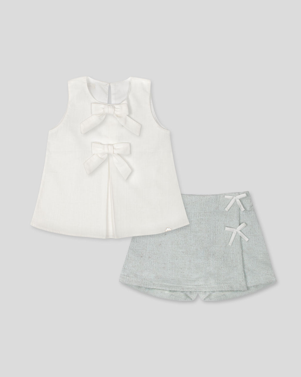Conjunto blusa blanca con falda short verde para niña