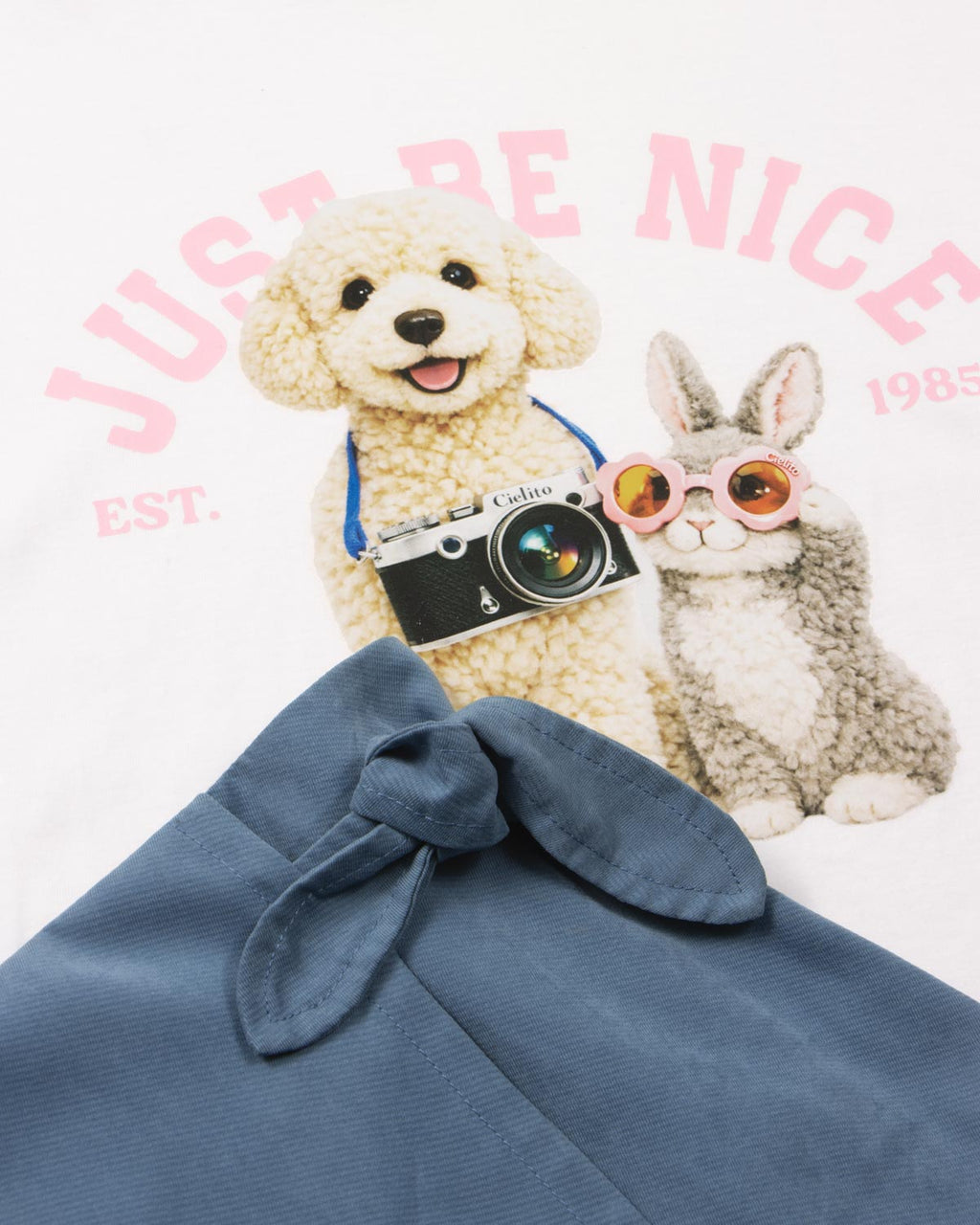 Conjunto camiseta blanca con estampado ''Just Be Nice'' y falda short azul para niña