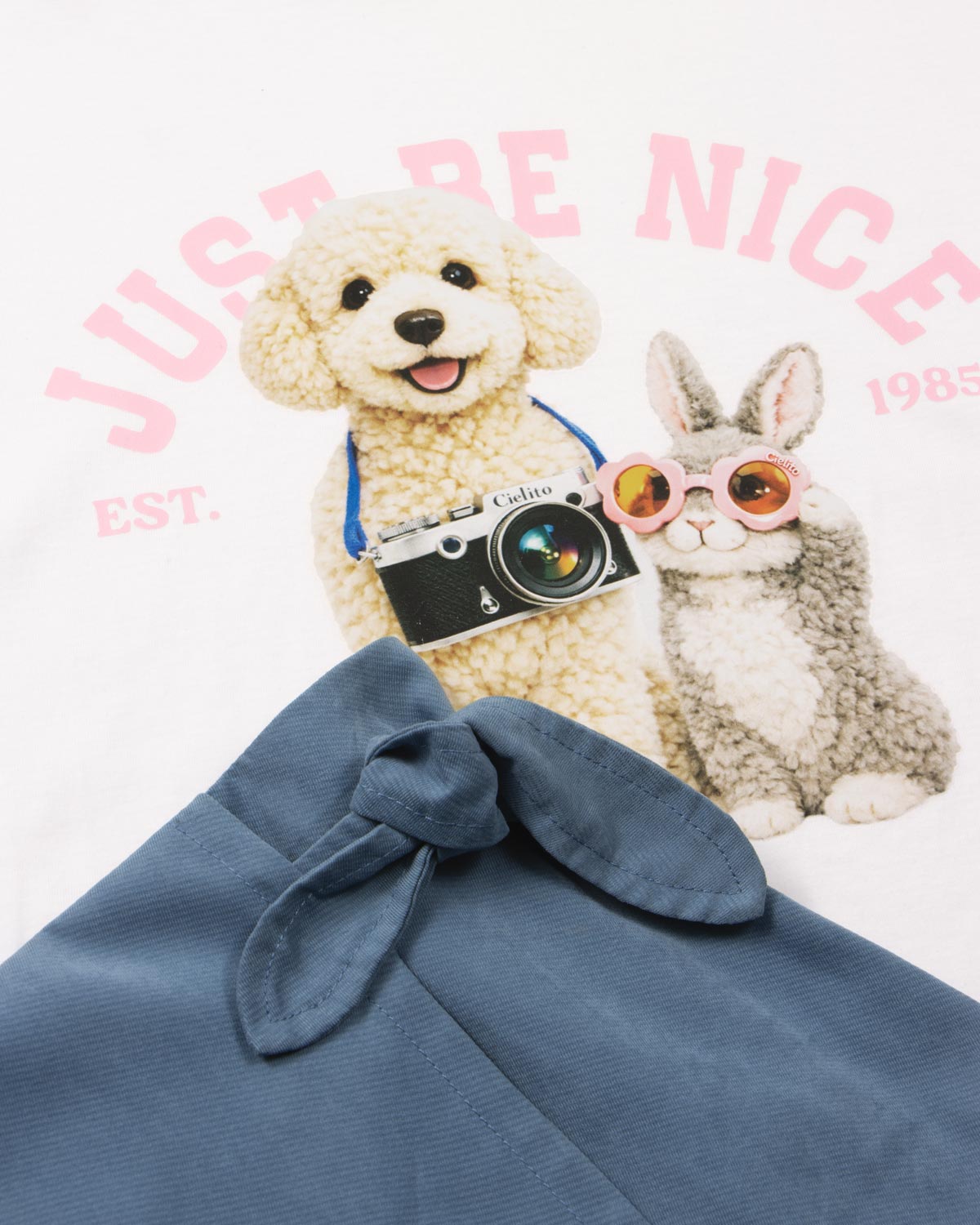 Conjunto camiseta blanca con estampado ''Just Be Nice'' y falda short azul para niña