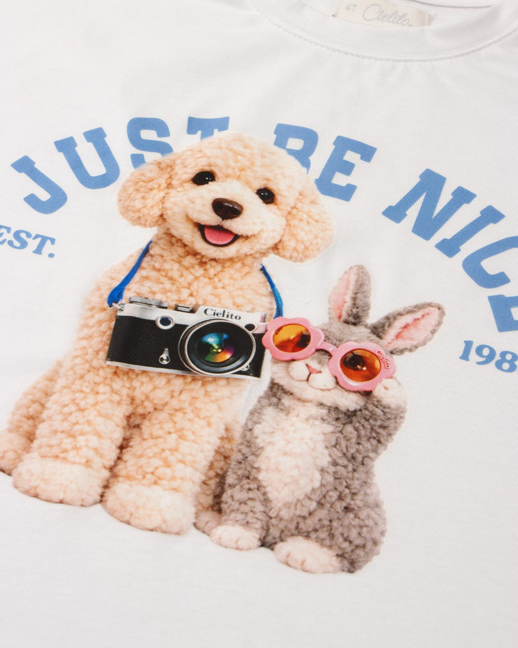 Conjunto camiseta blanca con estampado ''Just Be Nice'' y falda short azul para niña