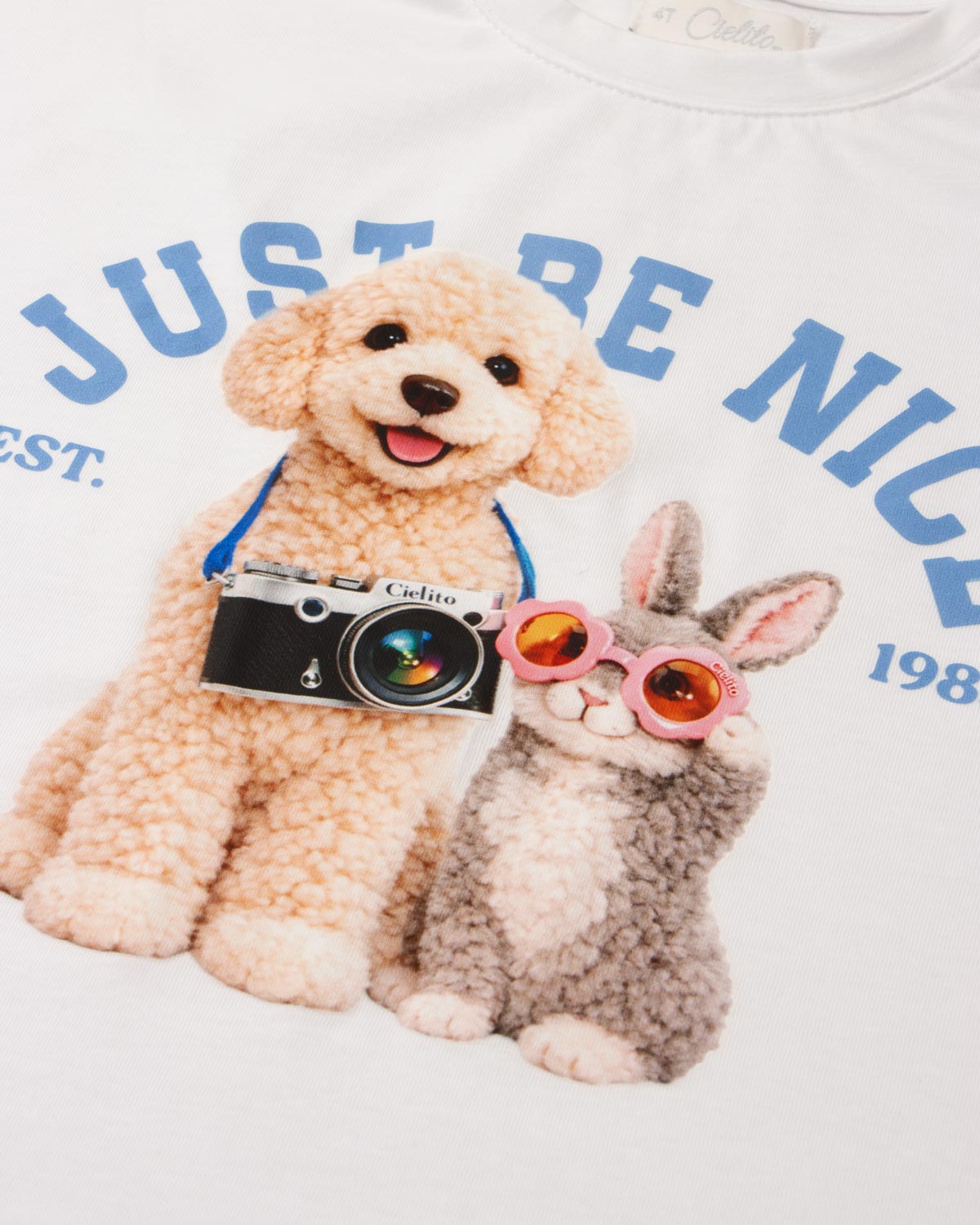Conjunto camiseta blanca con estampado ''Just Be Nice'' y falda short azul para niña