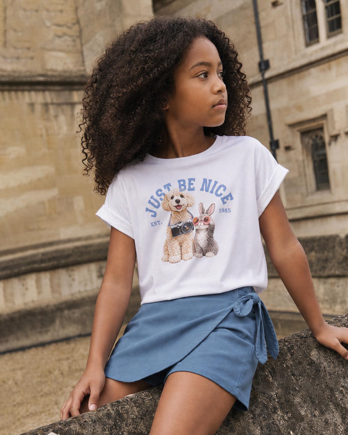 Conjunto camiseta blanca con estampado ''Just Be Nice'' y falda short azul para niña