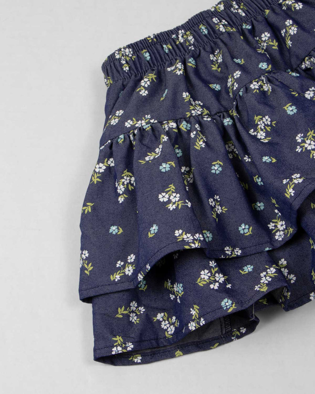 Conjunto blusa blanca con moños, bolero y falda con flores estampadas para niña
