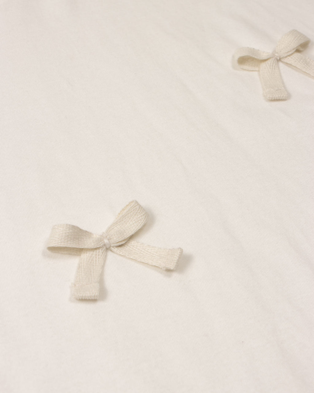 Conjunto camiseta blanca con moños y falda short café para niña