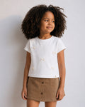 Conjunto camiseta blanca con moños y falda short café para niña