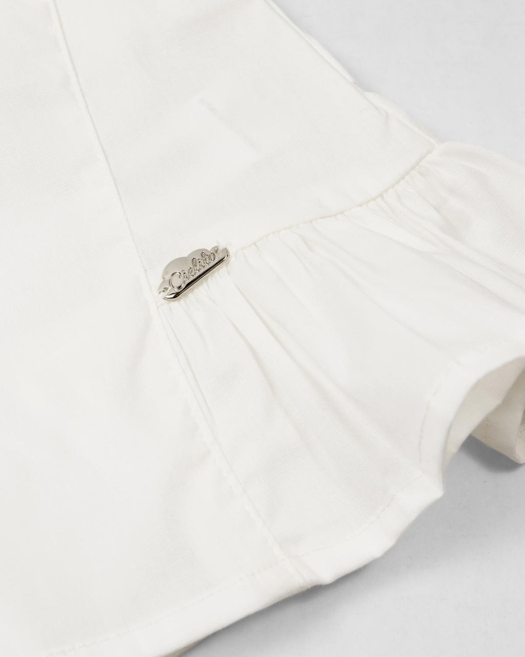 Conjunto blusa blanca y falda short azul con bordado de flores para niña