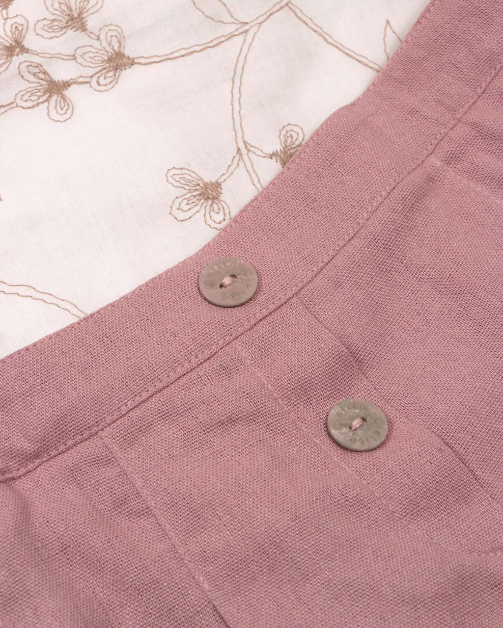 Conjunto blusa blanca con bordados de flores y falda short rosa con pliegues para niña
