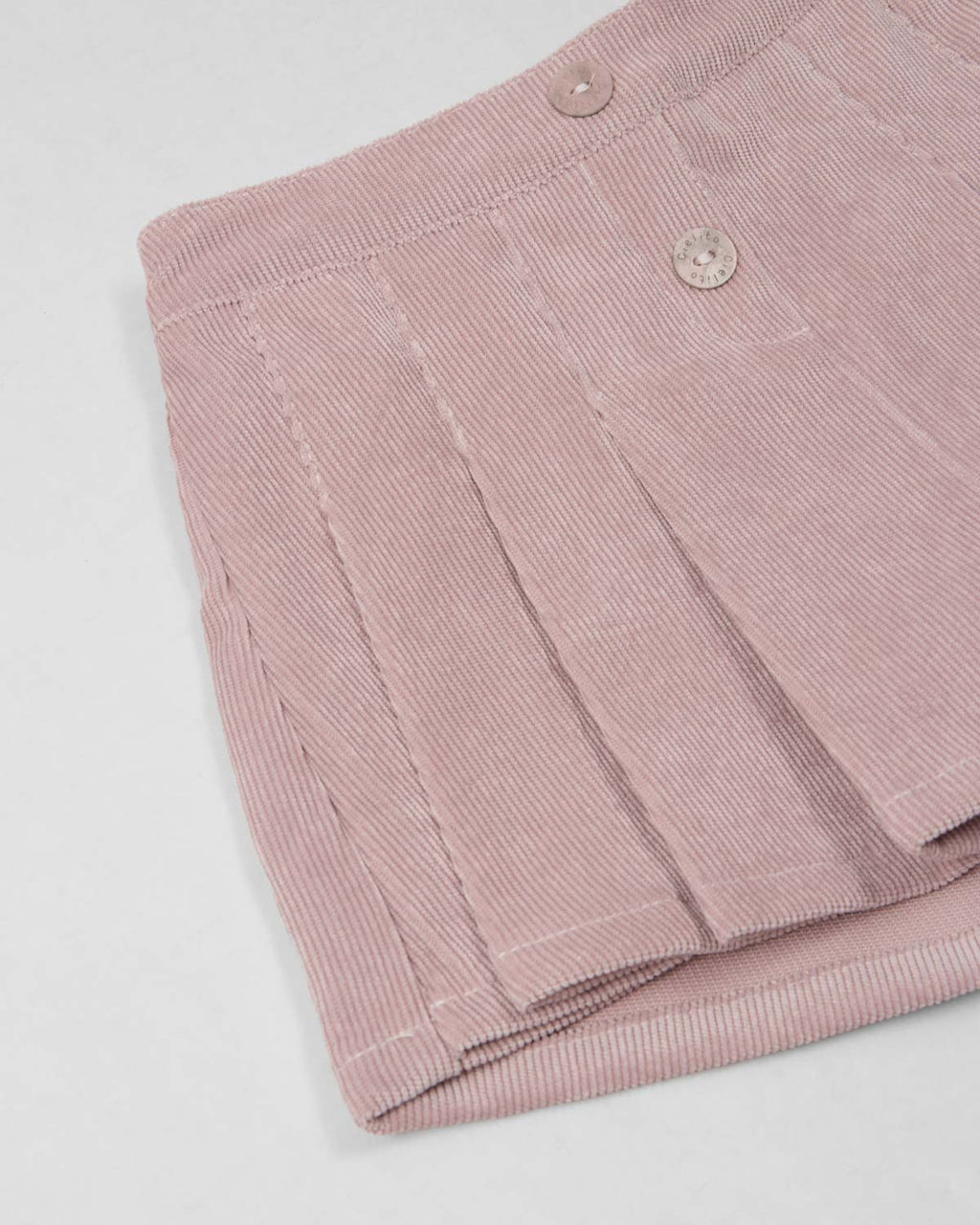 Conjunto blusa chambray con moño y falda short rosa con pliegues para niña