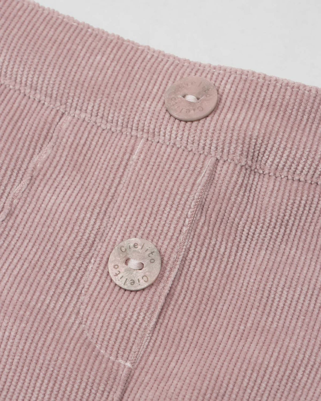 Conjunto blusa chambray con moño y falda short rosa con pliegues para niña