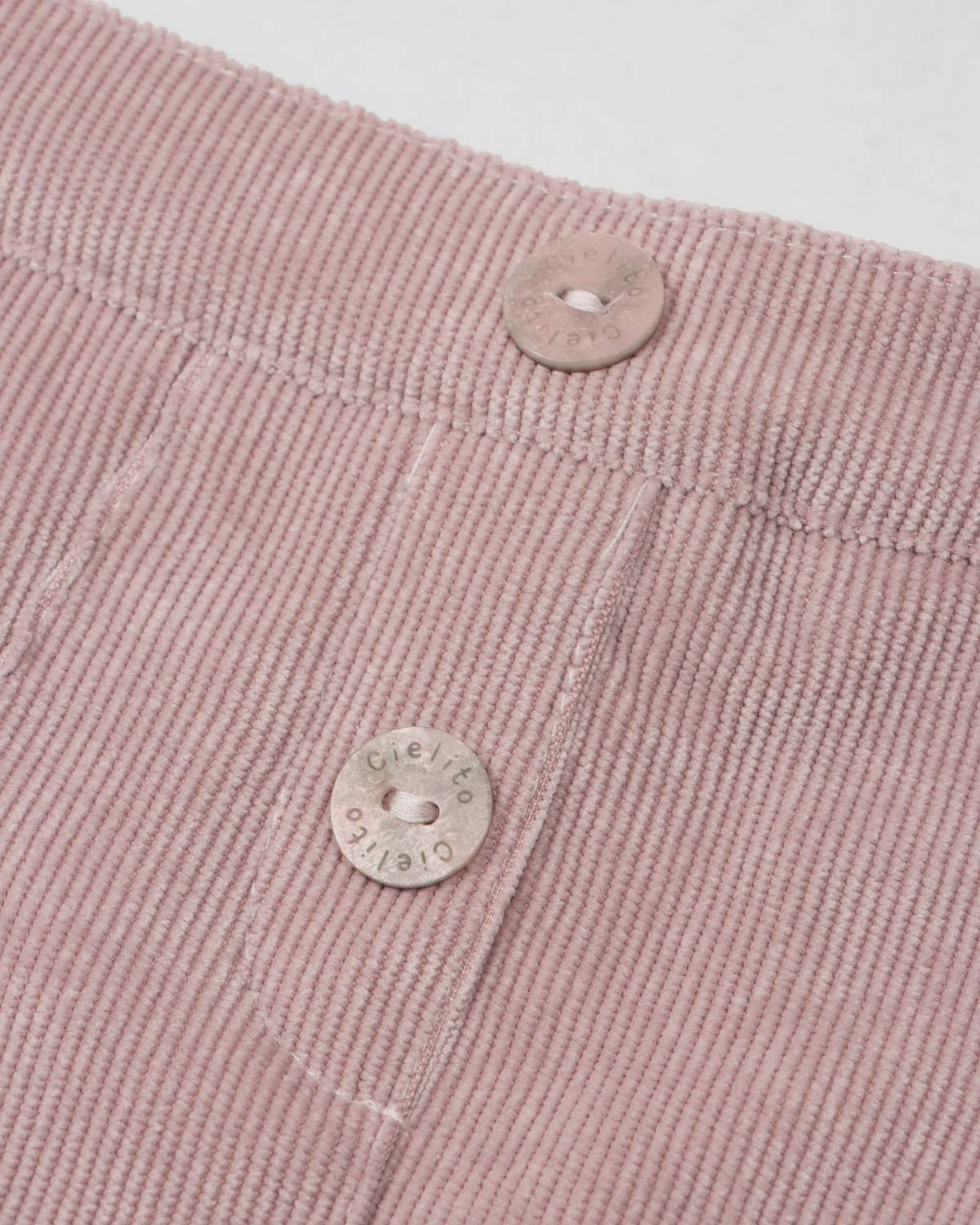 Conjunto blusa chambray con moño y falda short rosa con pliegues para niña