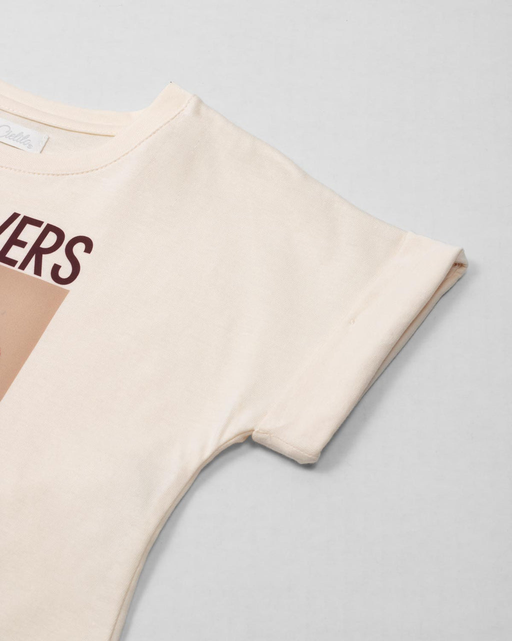 Camiseta crema con estampado para niña