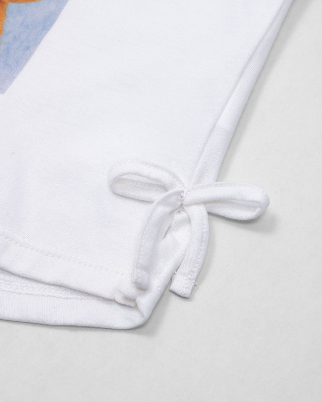 Blusa blanca manga sisa con estampado para niña