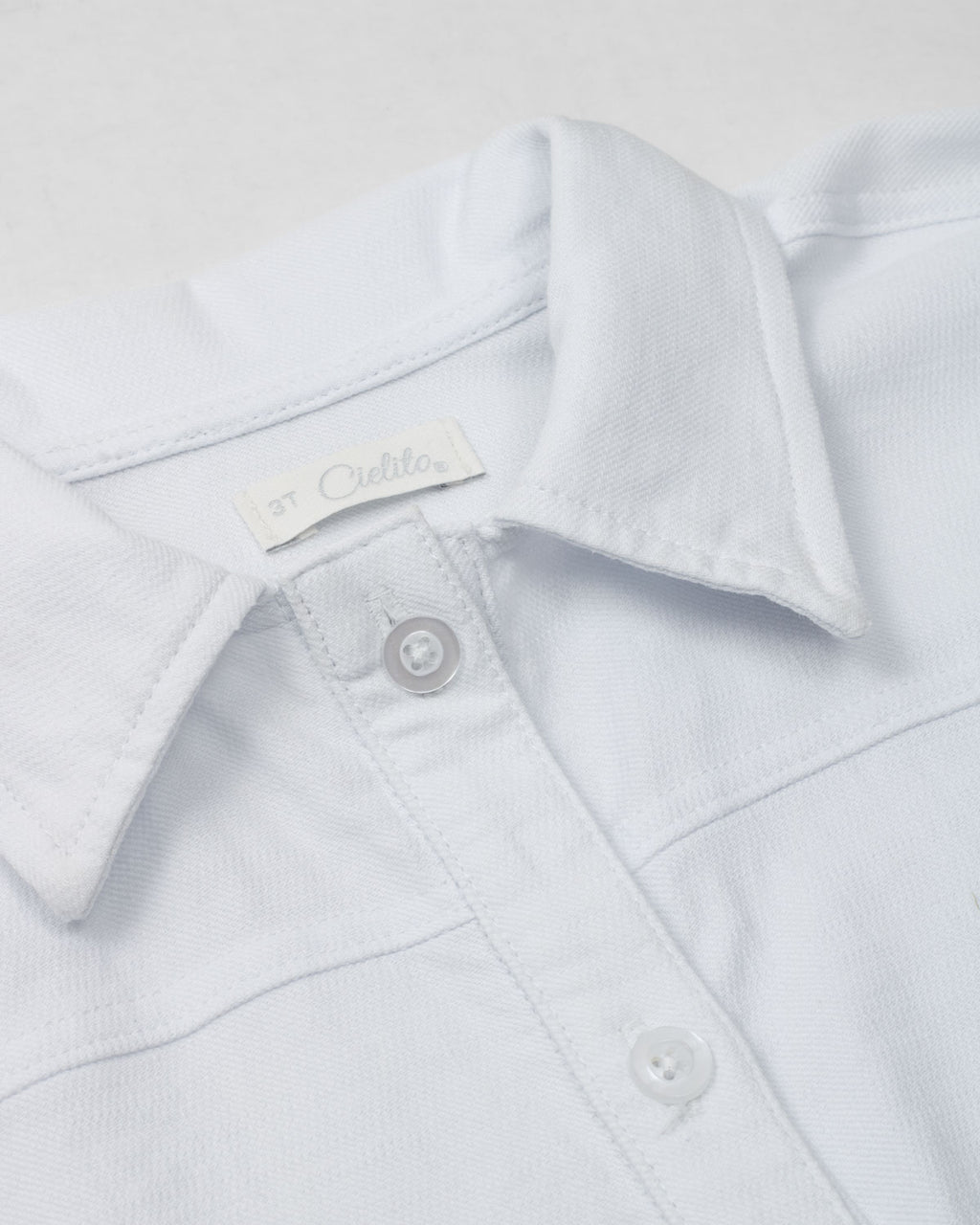 Camisa blanca de botones manga corta para niña