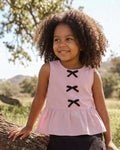 Blusa rosa con moños negros para niña