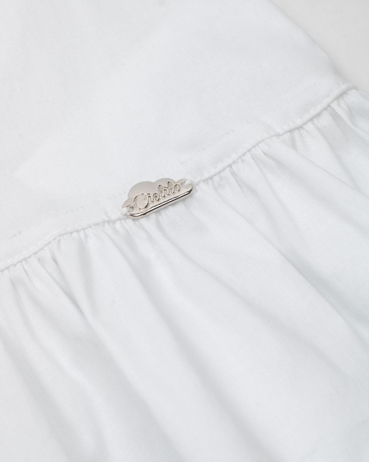 Blusa blanca con moños negros para niña