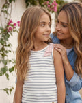 Blusa manga sisa blanca con líneas y moño rosa para niña