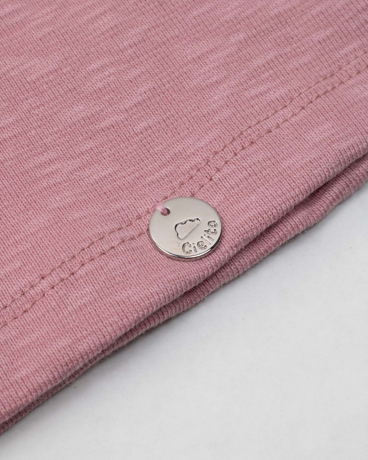 Camiseta manga sisa rosada con moño blanco en hombro para niña