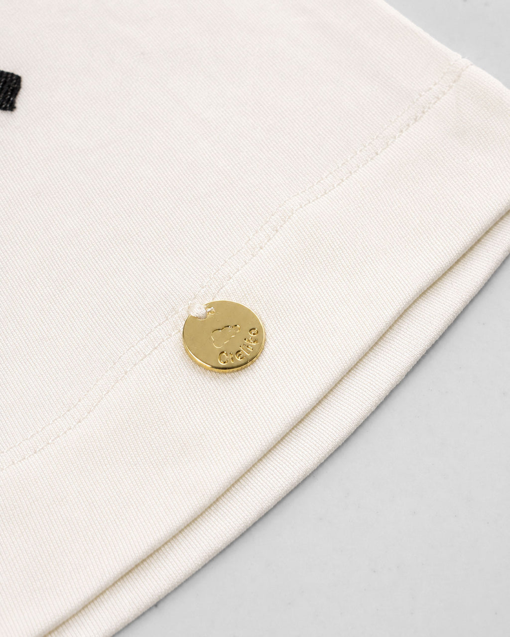 Blusa blanca con moñitos para niña