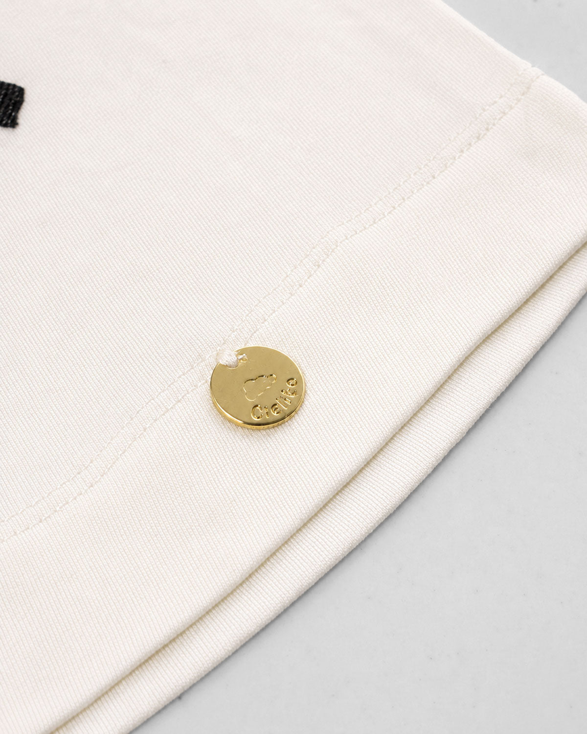 Blusa blanca con moñitos para niña