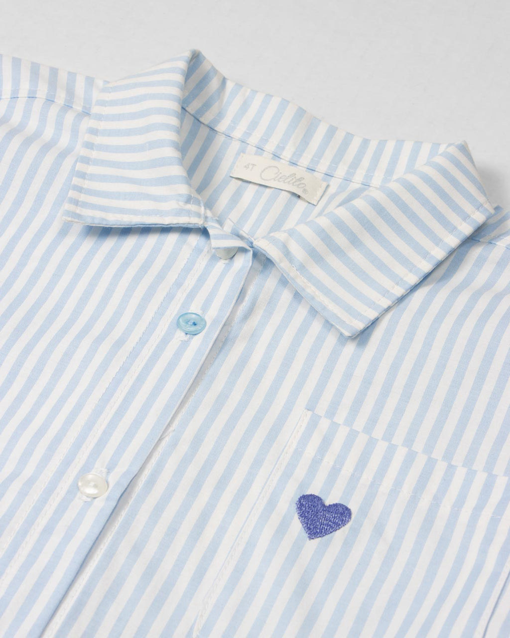 Camisa de rayas azul con corazón bordado para niña