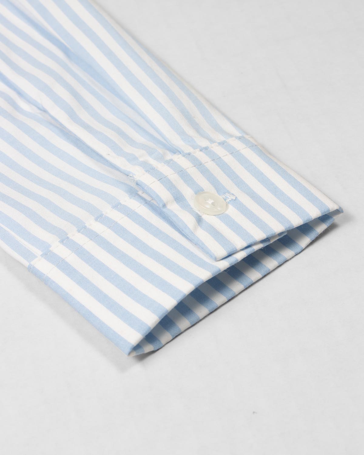 Camisa de rayas azul con corazón bordado para niña