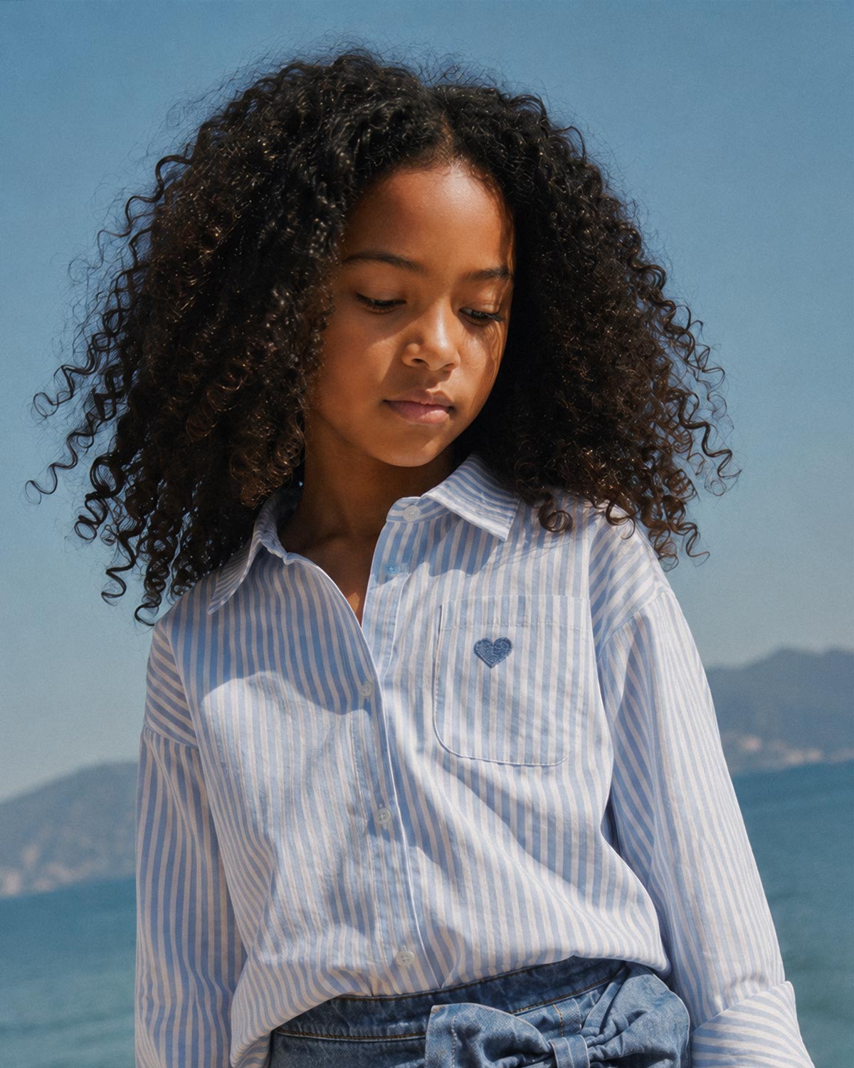 Camisa de rayas azul con corazón bordado para niña