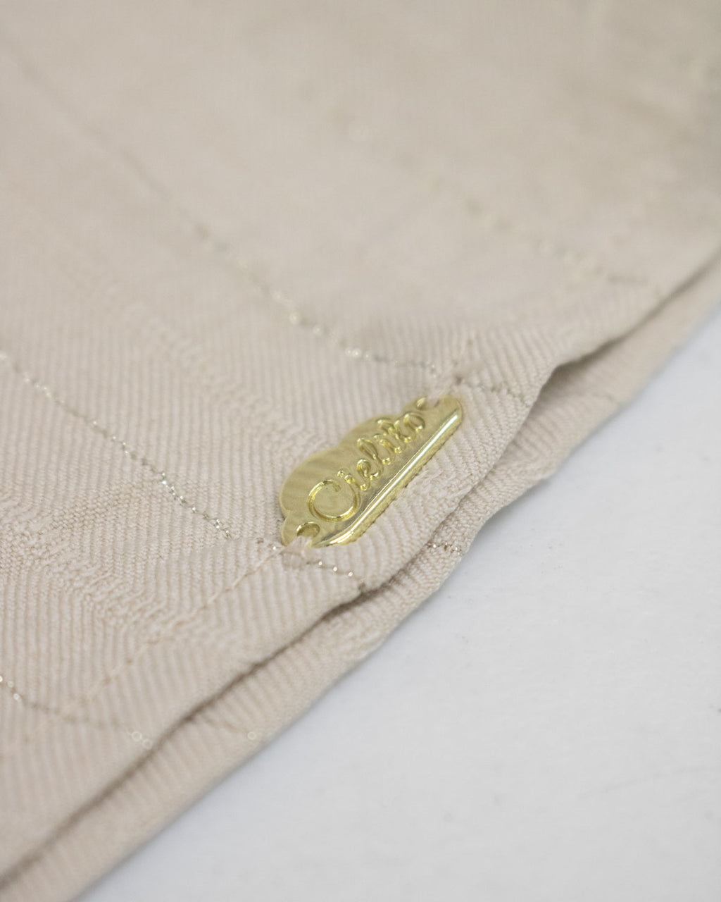 Blusa  beige con botones y moñitos para niña
