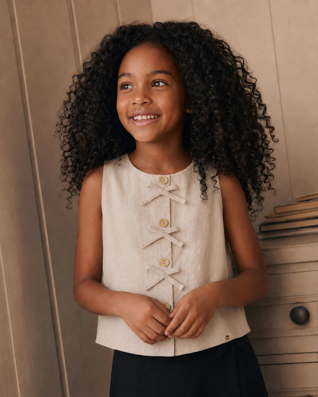 Blusa  beige con botones y moñitos para niña