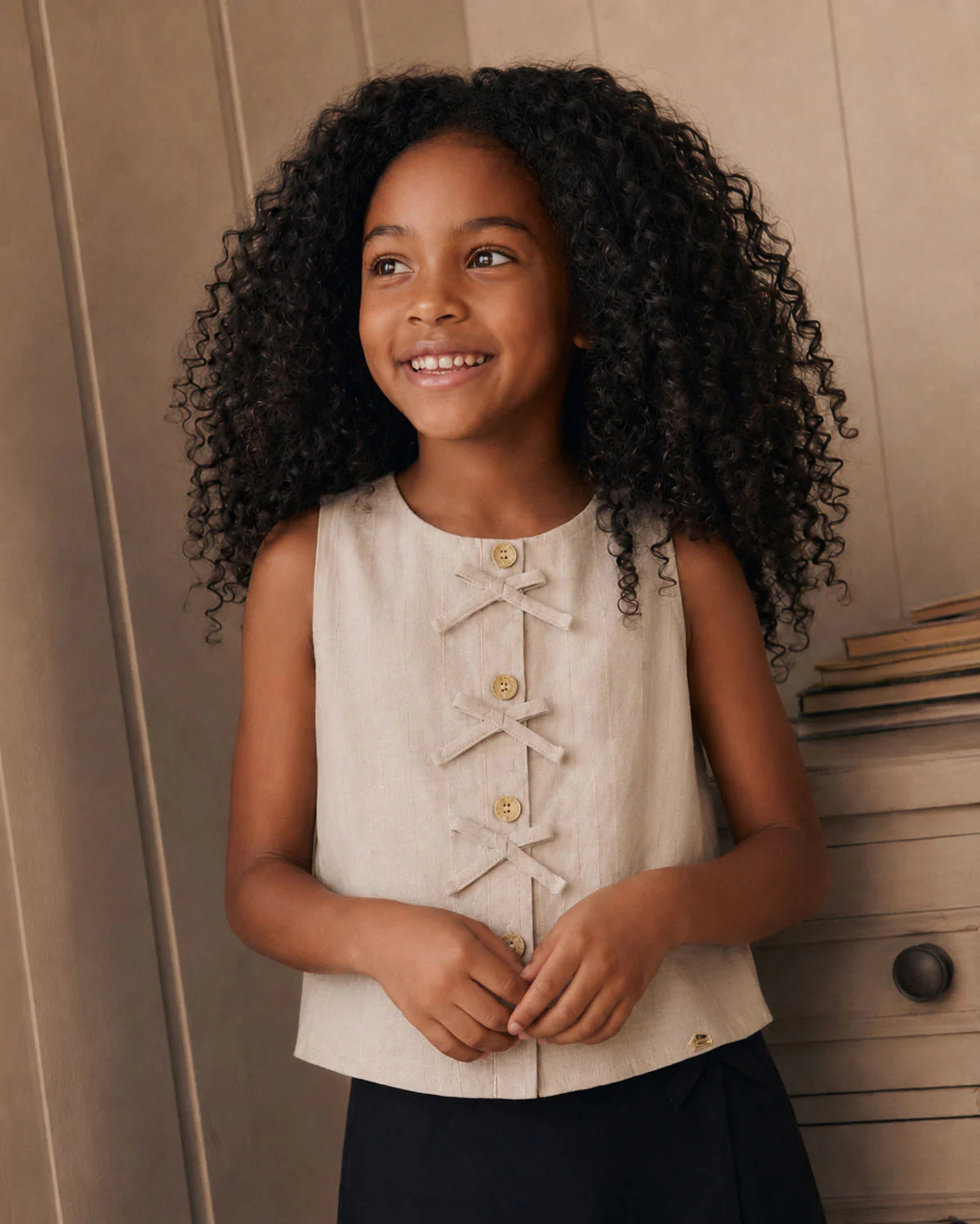 Blusa  beige con botones y moñitos para niña