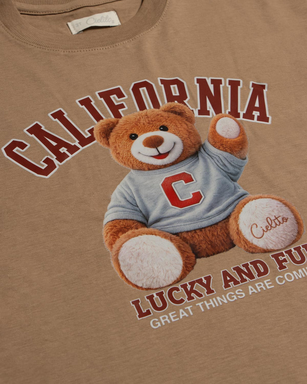 Camiseta café con estampado de osito "California" para niña