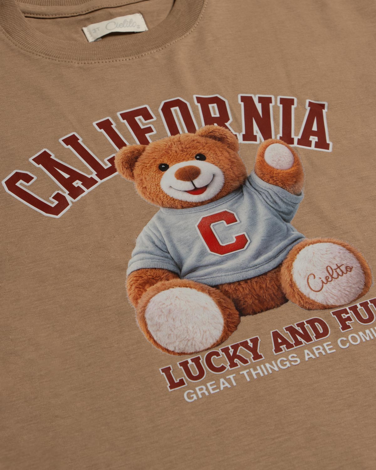 Camiseta café con estampado de osito "California" para niña