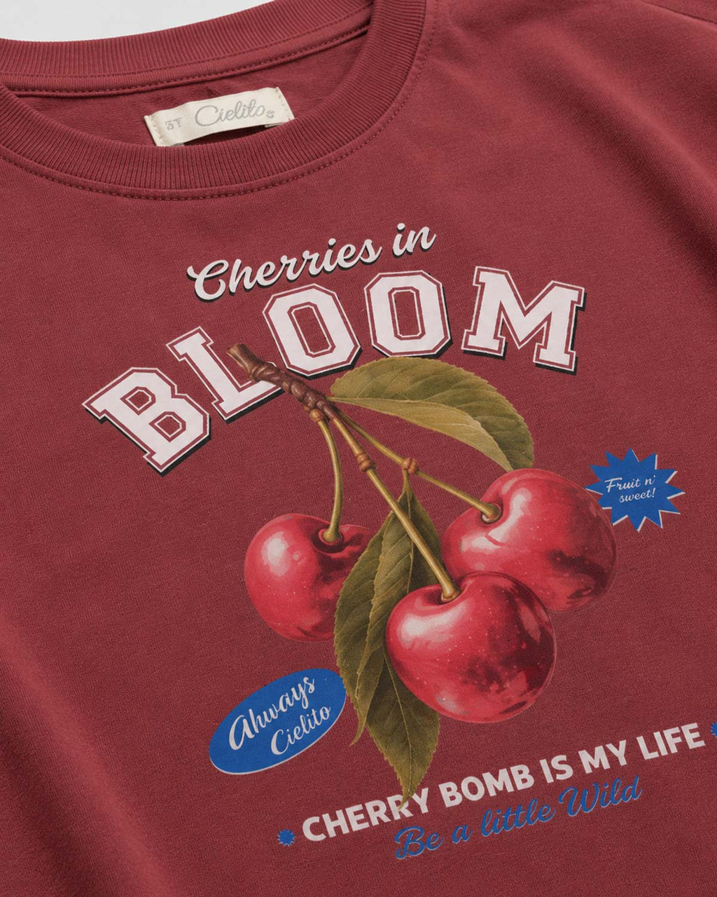 Camiseta roja con estampado de cerezas para niña