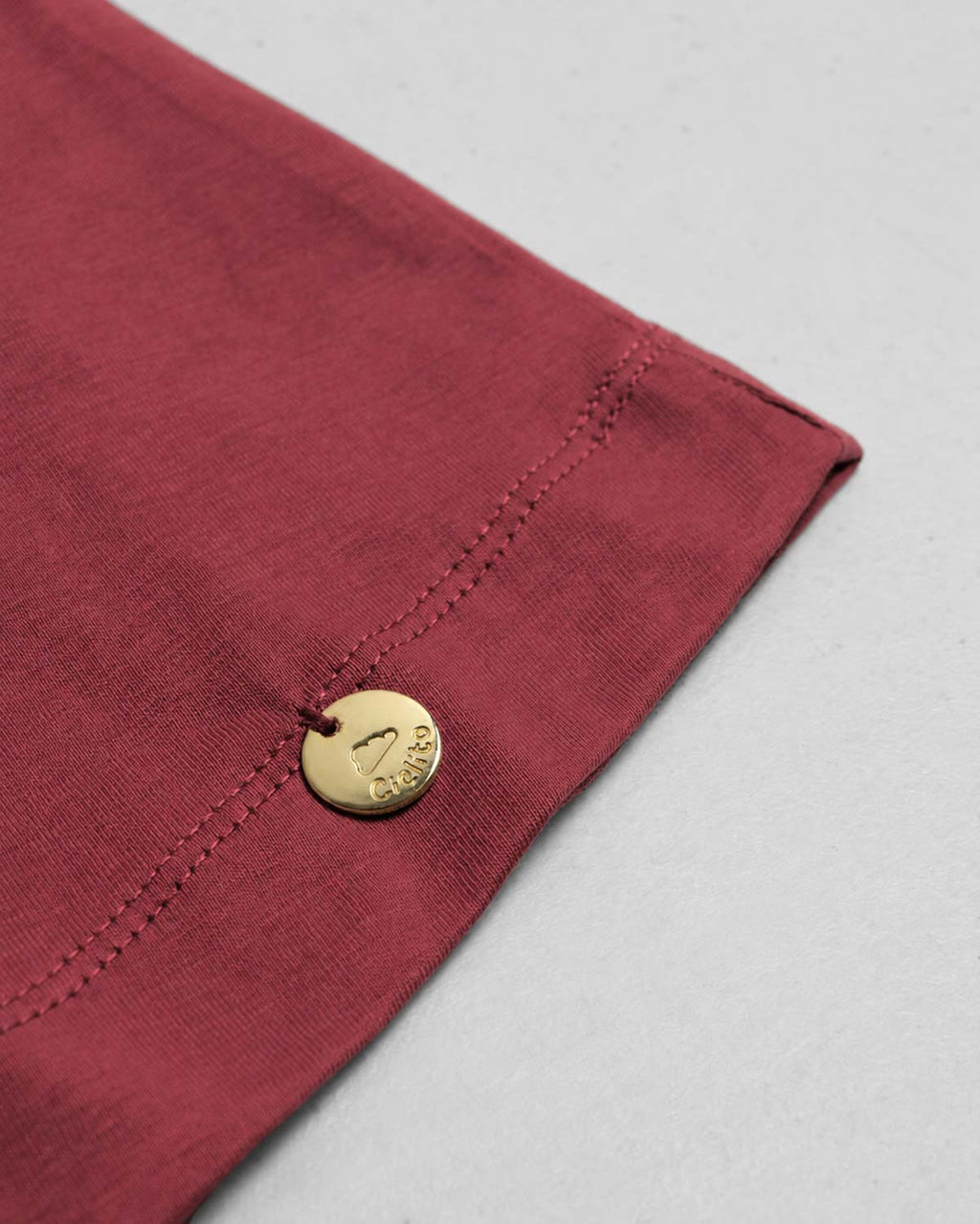 Camiseta roja con estampado de cerezas para niña