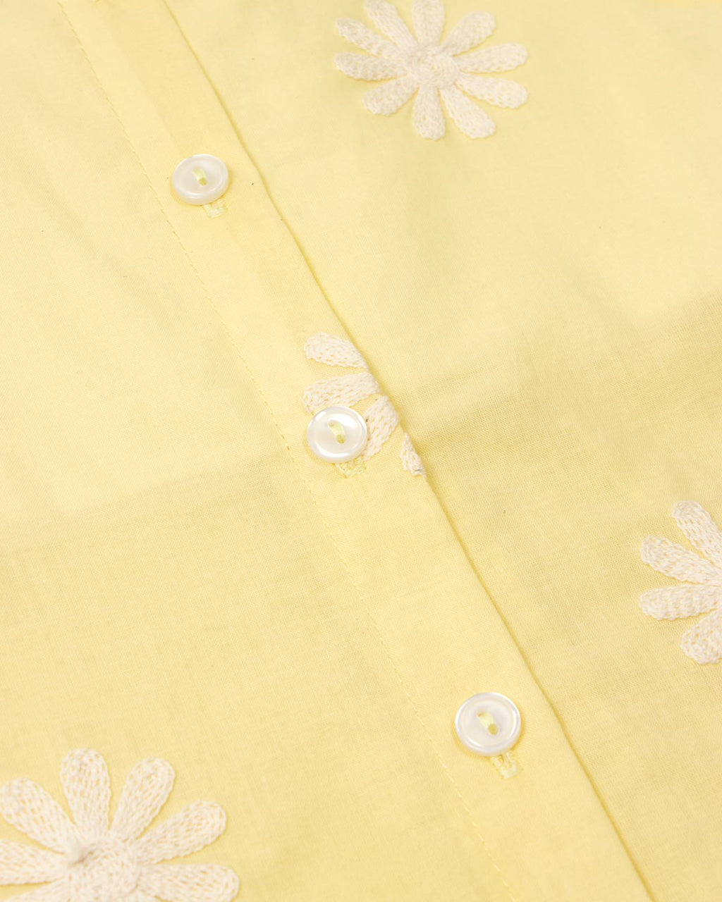 Blusa amarilla de tiras con bordados de flores y botonadura en espalda para niña
