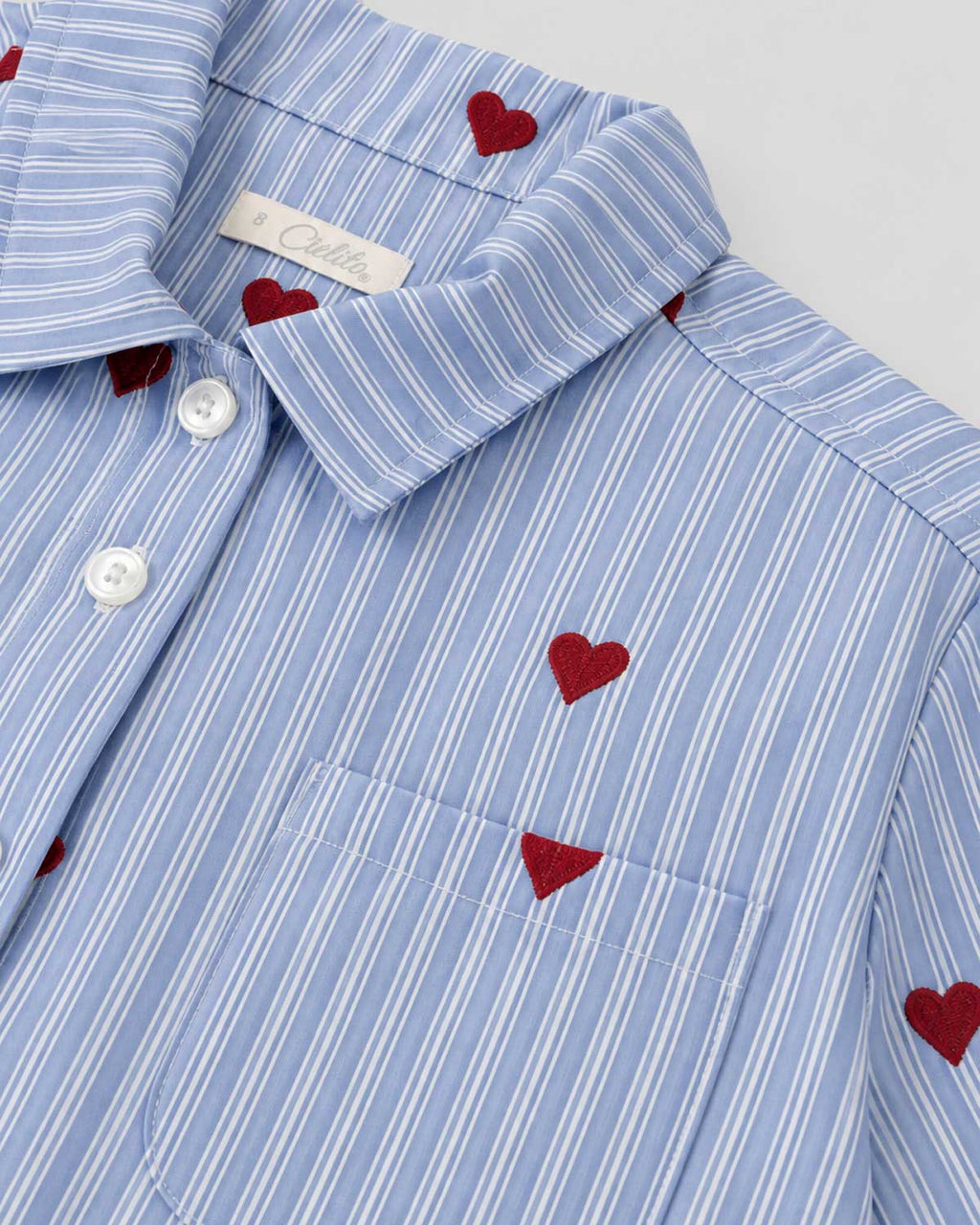 Camisa de rayas azul con corazones rojos bordados para niña