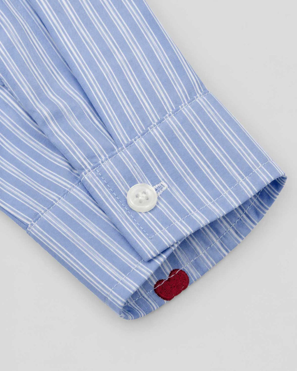 Camisa de rayas azul con corazones rojos bordados para niña