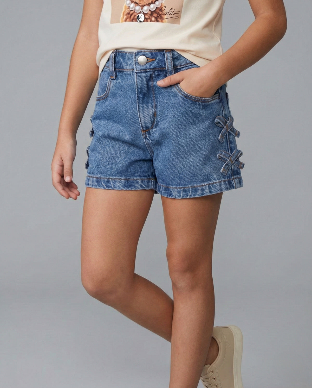 Short denim con moñitos en costados para niña
