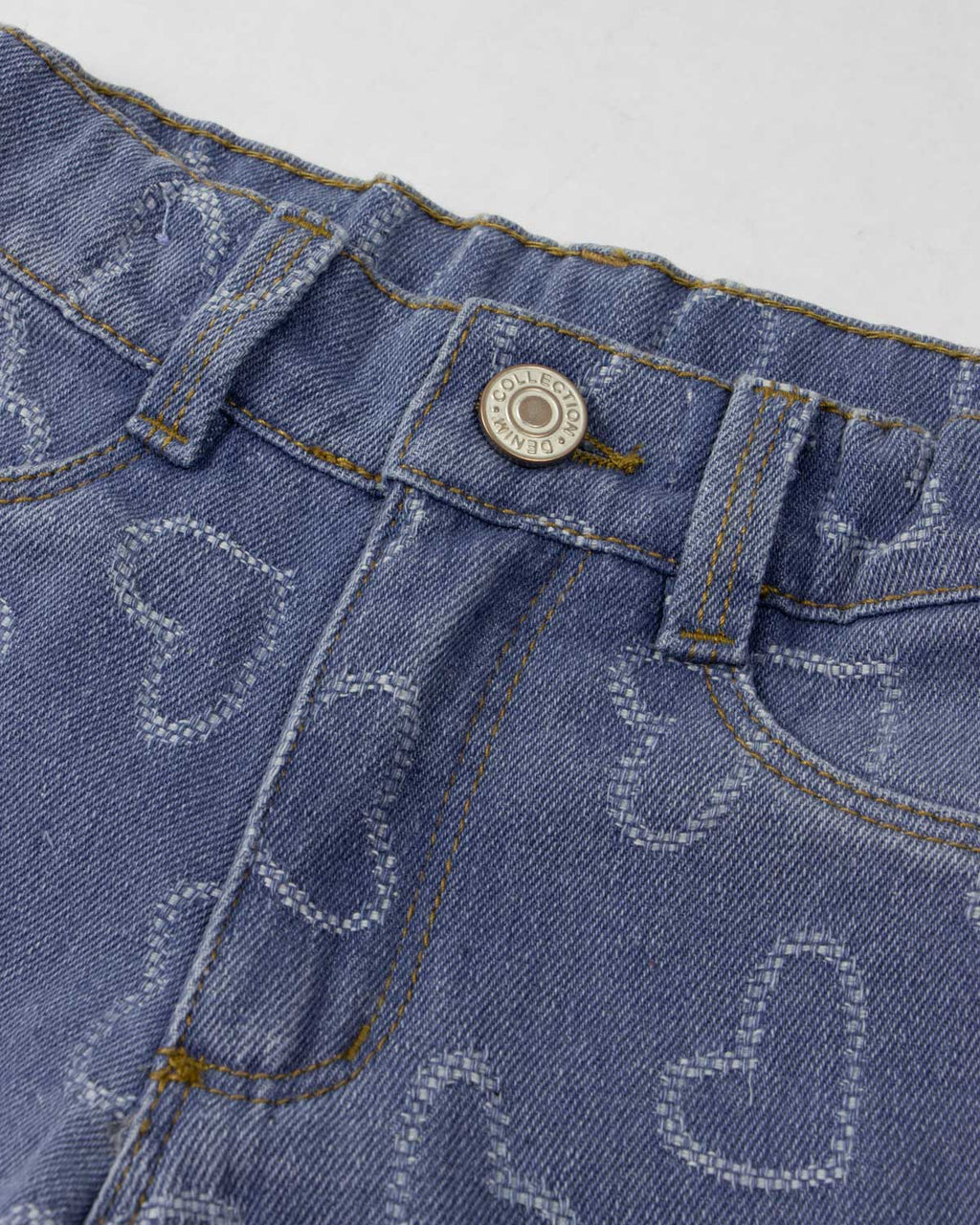 Jean denim con diseño de corazones para niña