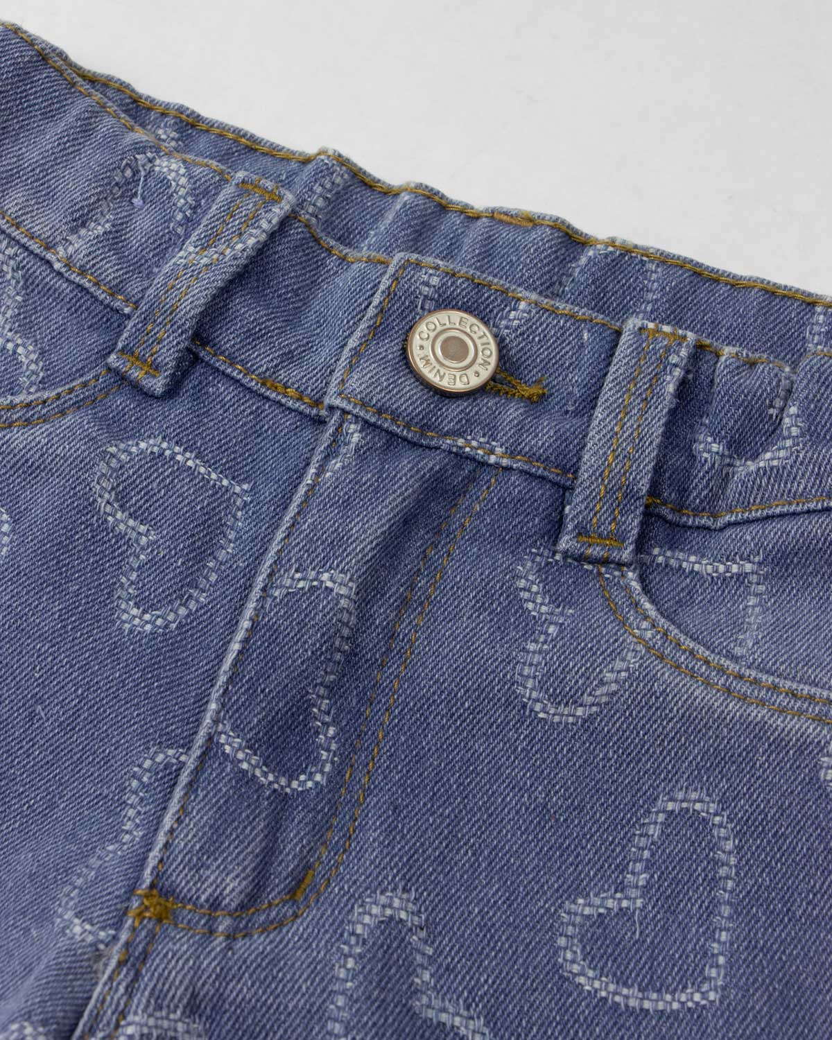 Jean denim con diseño de corazones para niña