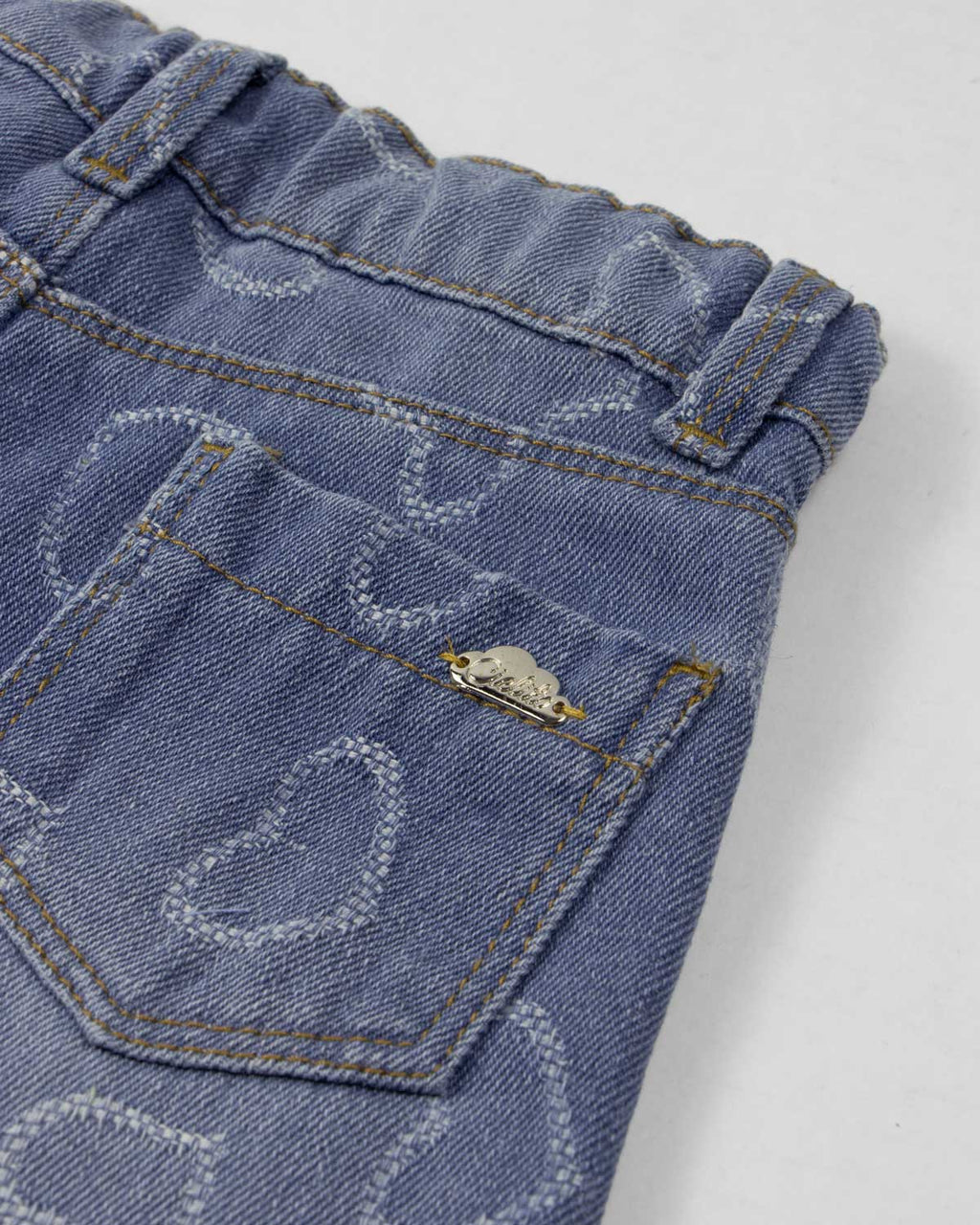 Jean denim con diseño de corazones para niña