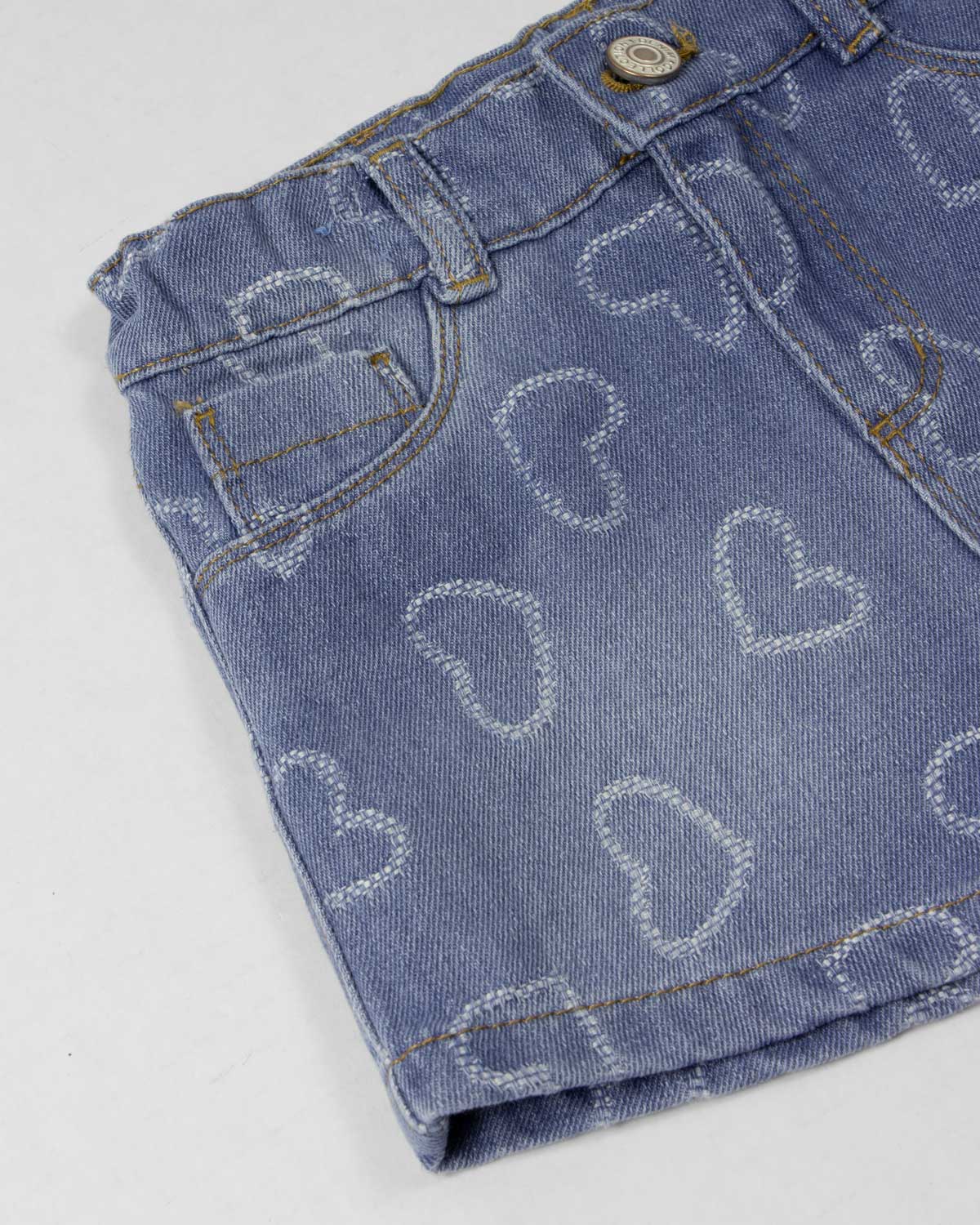 Short denim con diseño de corazones para niña