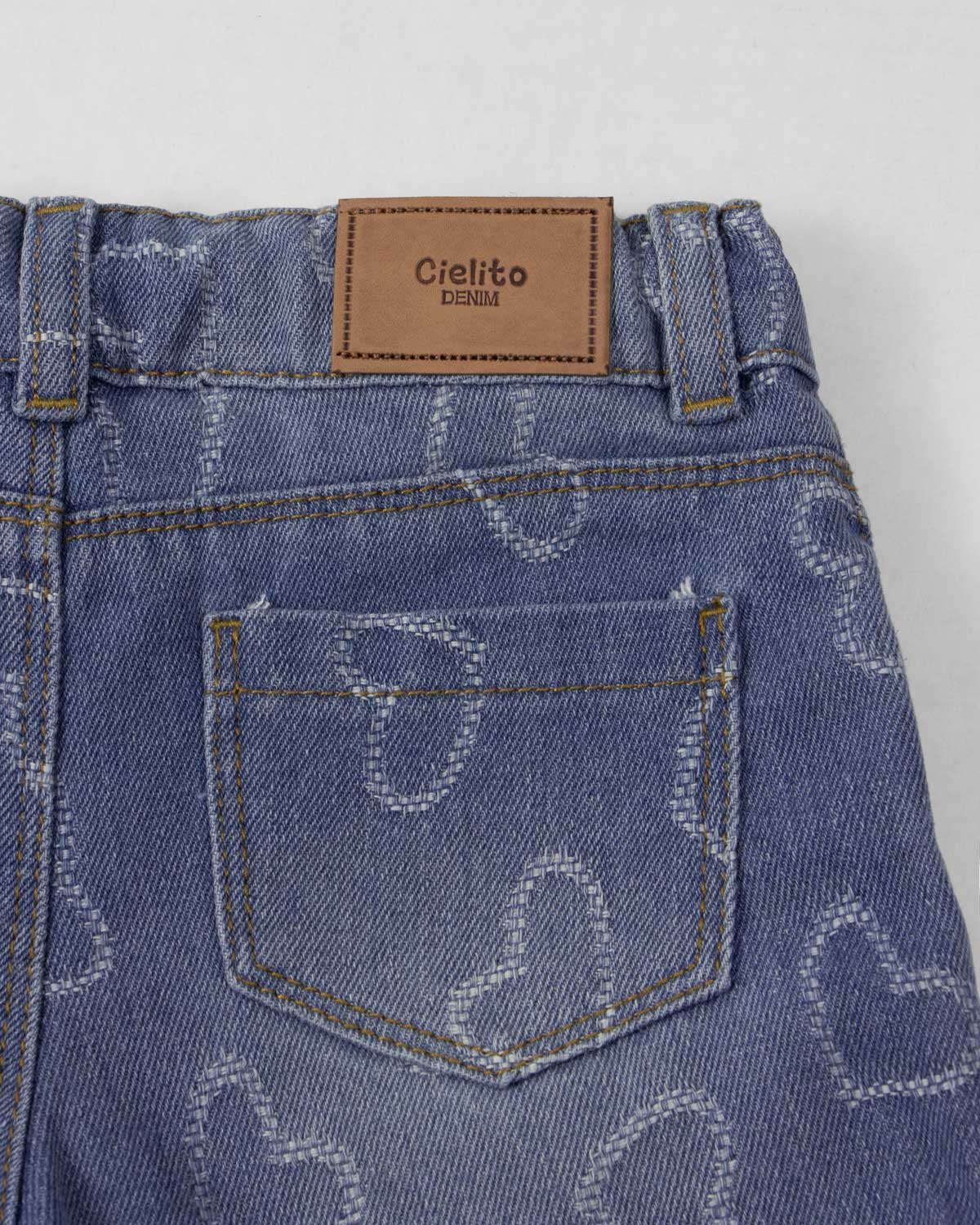 Short denim con diseño de corazones para niña