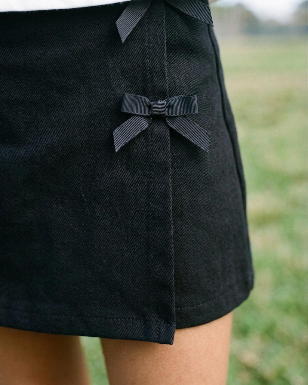 Falda short negra con moños para niña