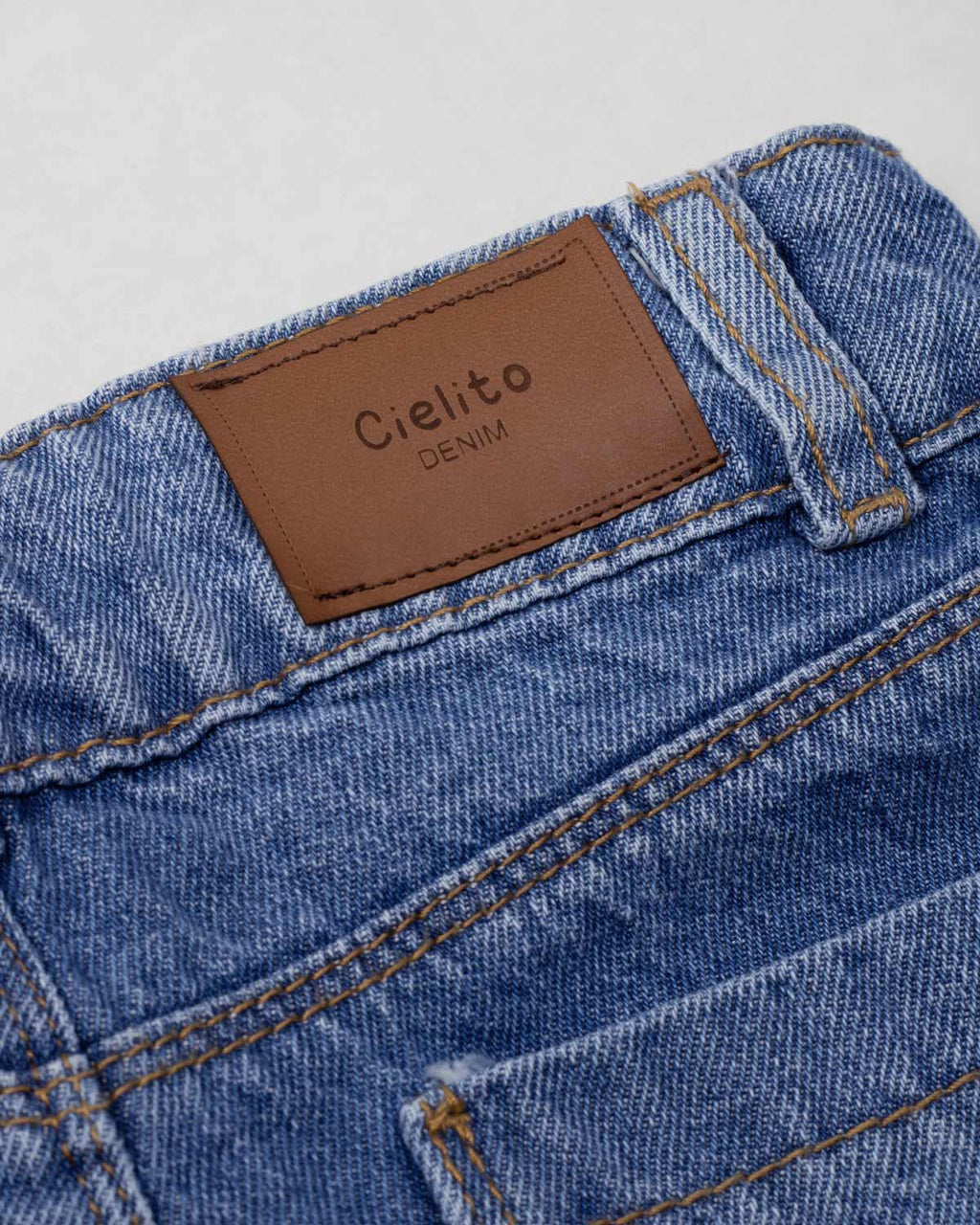 Jean denim marine fit con bolsillos y bota doblada con moñitos para niña