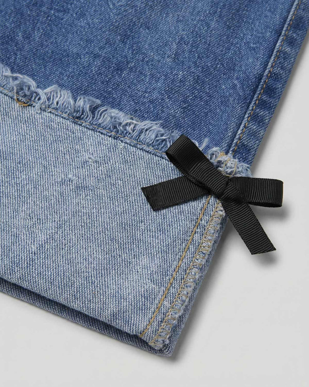 Jean denim marine fit con bolsillos y bota doblada con moñitos para niña