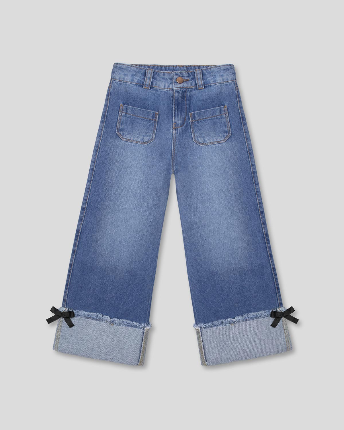 Jean denim marine fit con bolsillos y bota doblada con moñitos para niña
