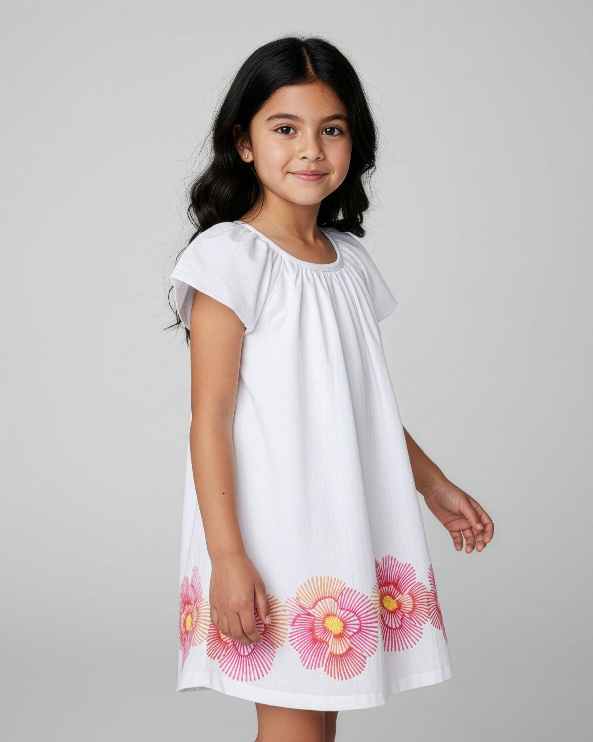 Vestido en lino blanco con estampado de flores para niña