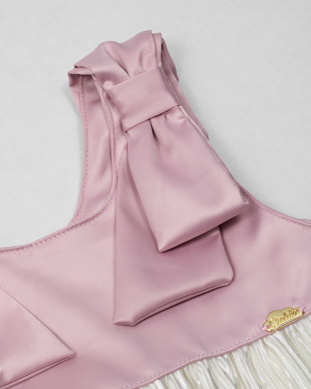 Vestido en satín de tiras con moños y plisado blanco crema para niña