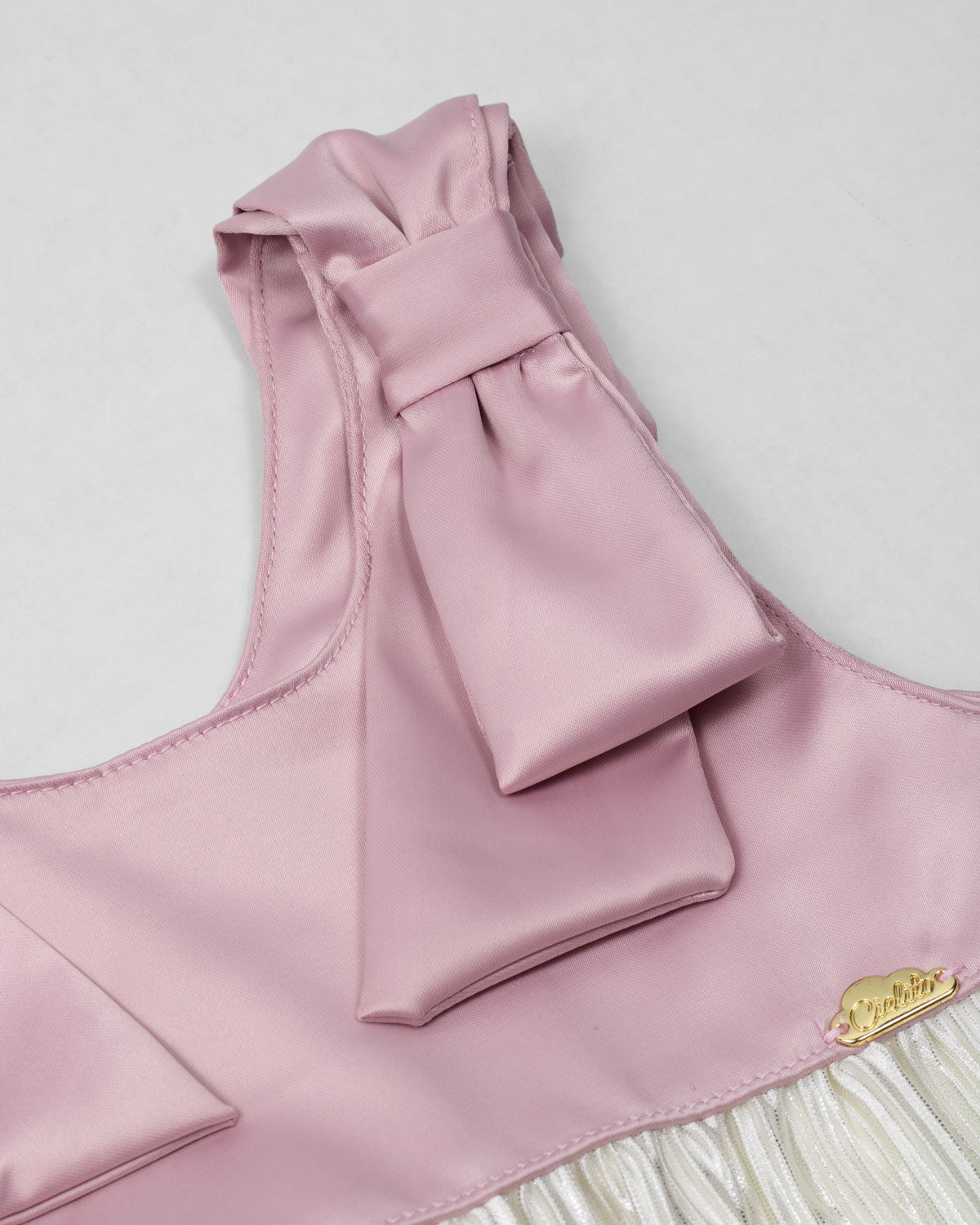 Vestido en satín de tiras con moños y plisado blanco crema para niña